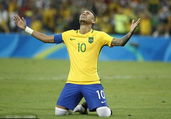 记者：世界杯抽签仪式开始前，大力神杯已经抵达华盛顿（记者：抽签仪式未启，大力神杯已抵华盛顿）