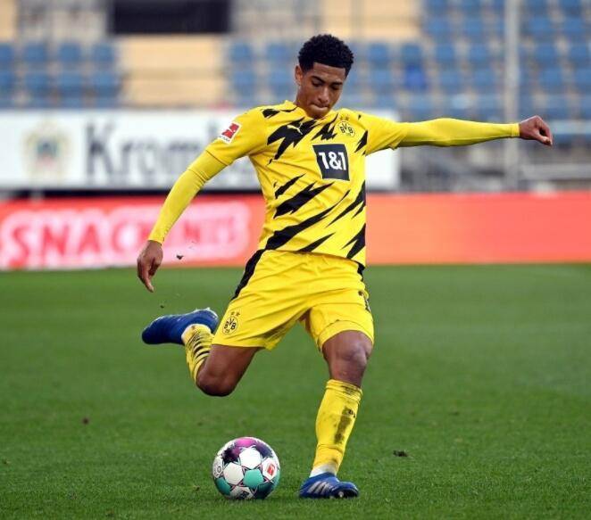 篮板王位置竞争激烈（篮板王宝座争夺白热化）