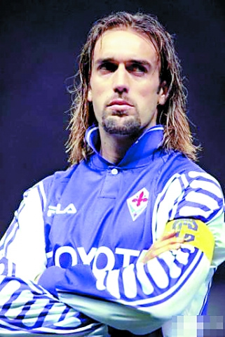 太阳报：英乙球迷在看台上发病，直升机降落在球场里进行急救（英乙看台球迷突发疾病，直升机入场紧急救援）