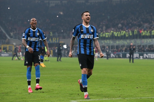 杨一鸣发文总结本赛季，动态中有多张与老东家成都交锋的画面（杨一鸣发文回顾赛季，晒多张对阵老东家成都的画面）