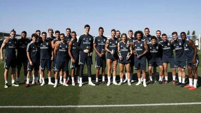 回馈家乡父老，河南队杨意林为后林村80岁以上老人发放礼品（河南队杨意林回馈桑梓，向后林村80岁以上老人发放礼品）