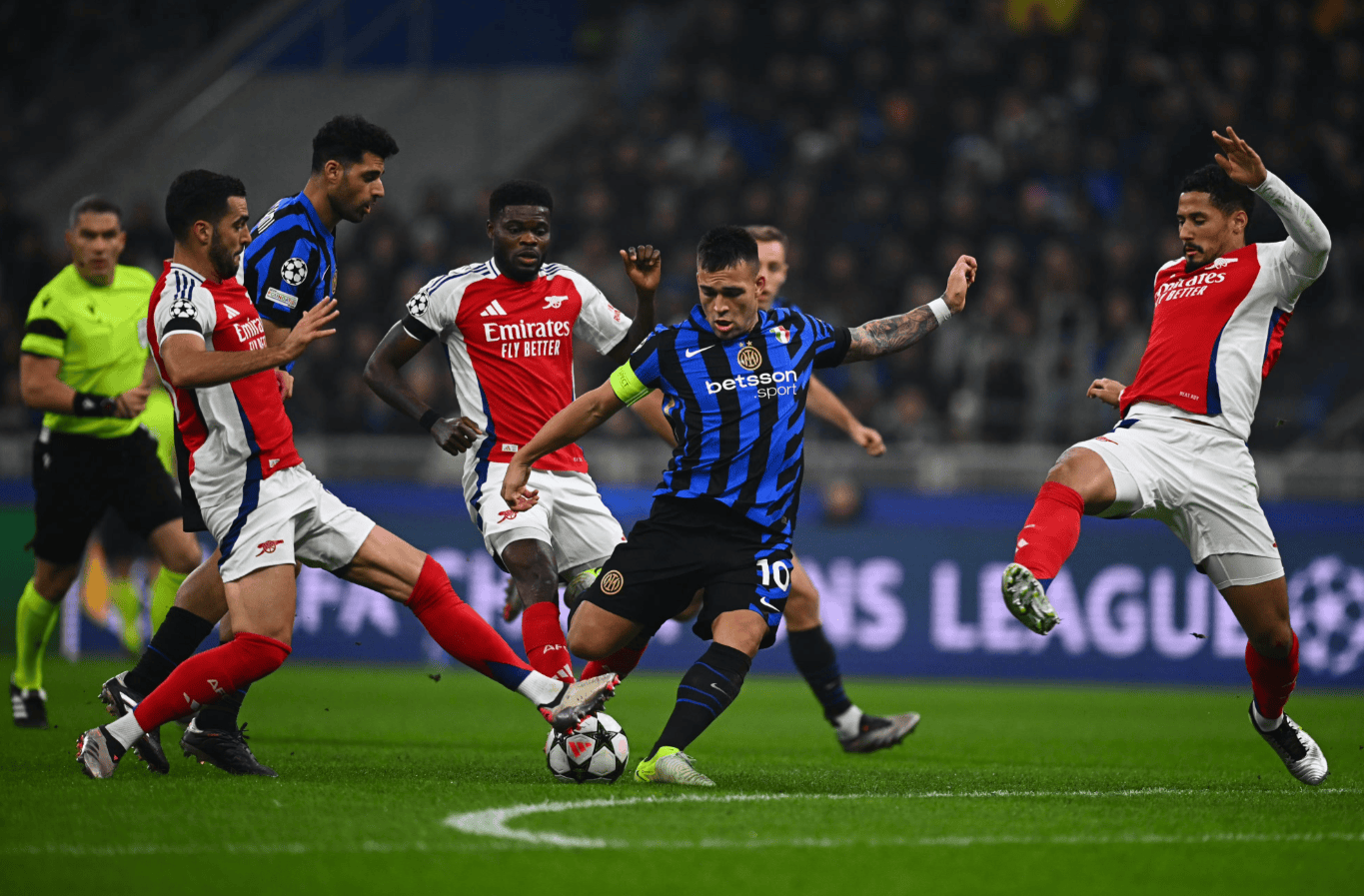 重庆球迷邀请“铁帅”李章洙吃火锅：李章洙很喜欢重庆的麻辣（重庆球迷邀“铁帅”李章洙品火锅：他称赞重庆麻辣）