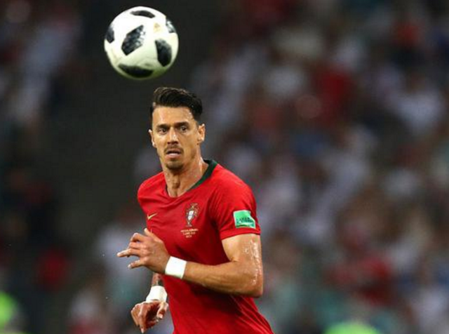 队报：德尚指控诽谤他和本泽马有矛盾的记者，本周四已开庭（队报：德尚以诽谤罪起诉称其与本泽马不和的记者，周四开庭）